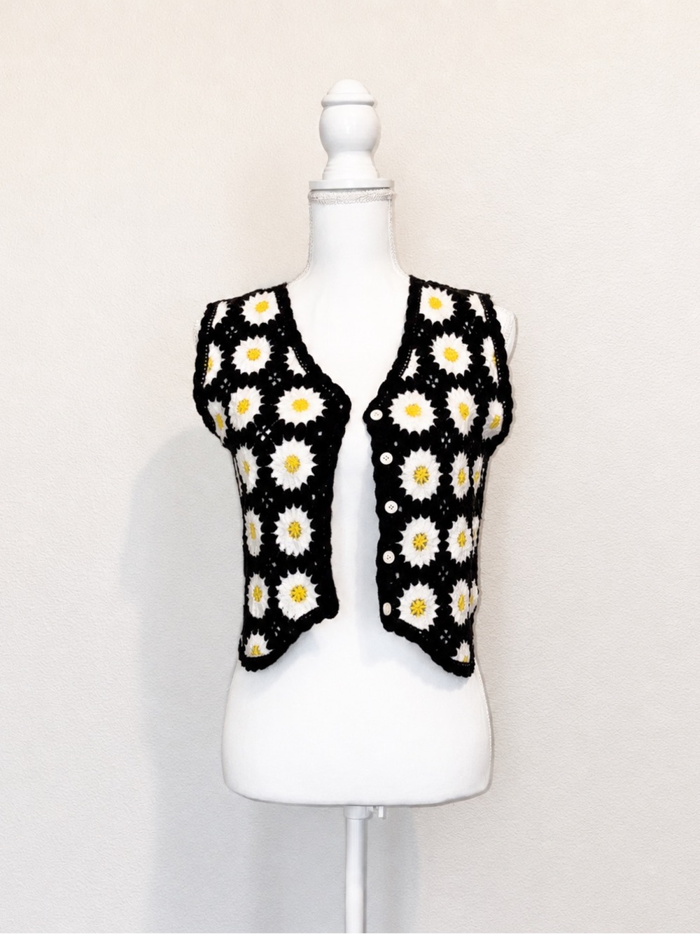 Vtg Y2K Black Daisy Crochet Button-Front Vest - Women Tops One Size